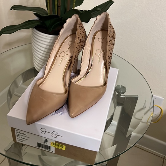 Jessica Simpson buff color9.5 heel shoes perfect condition goes with everything - Picture 9 of 9